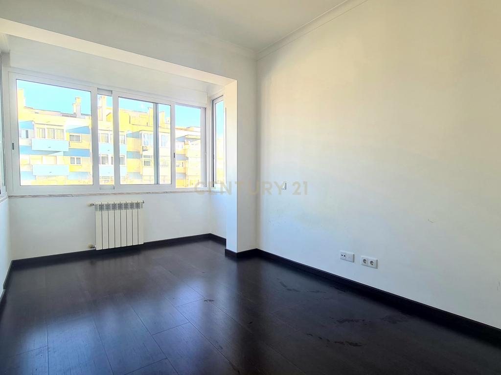 Apartamento Renovado T2 em Santa Clara, Lisboa - Image 17