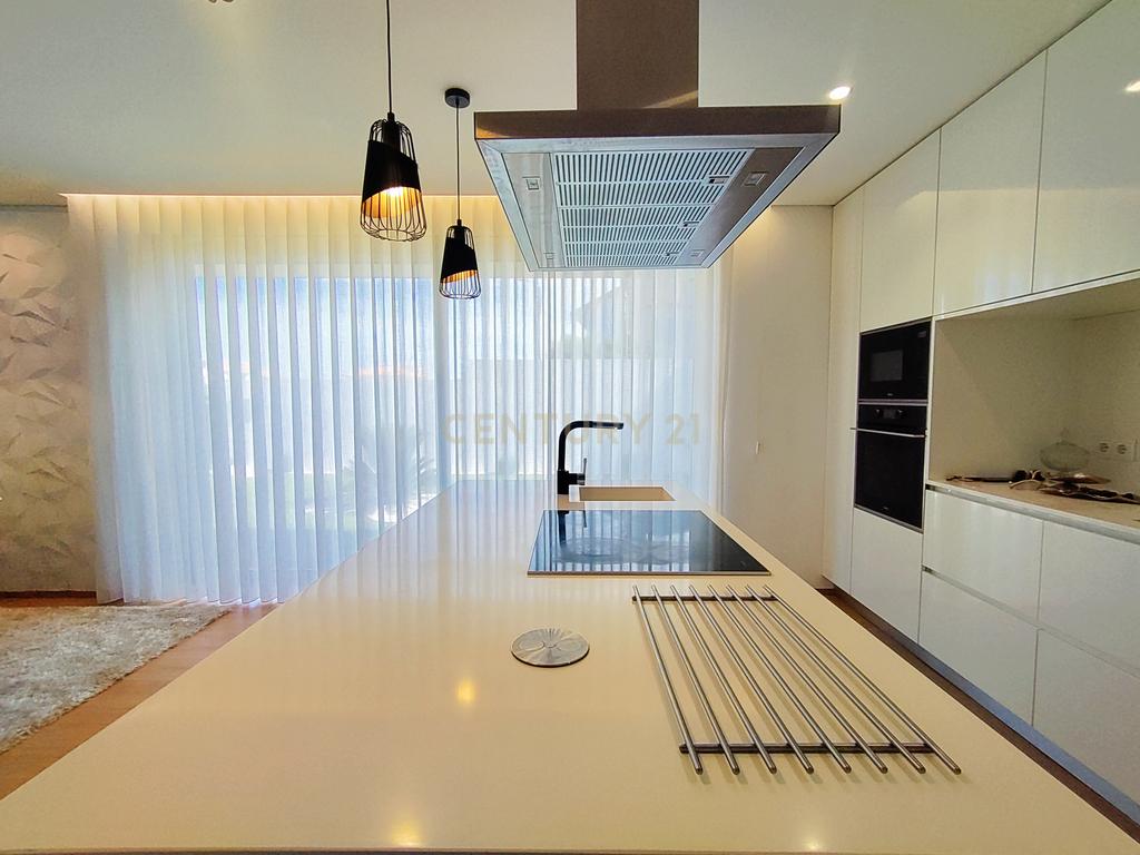 Moradia T4 Moderna com Piscina e Jardim – Touguinha - Image 44
