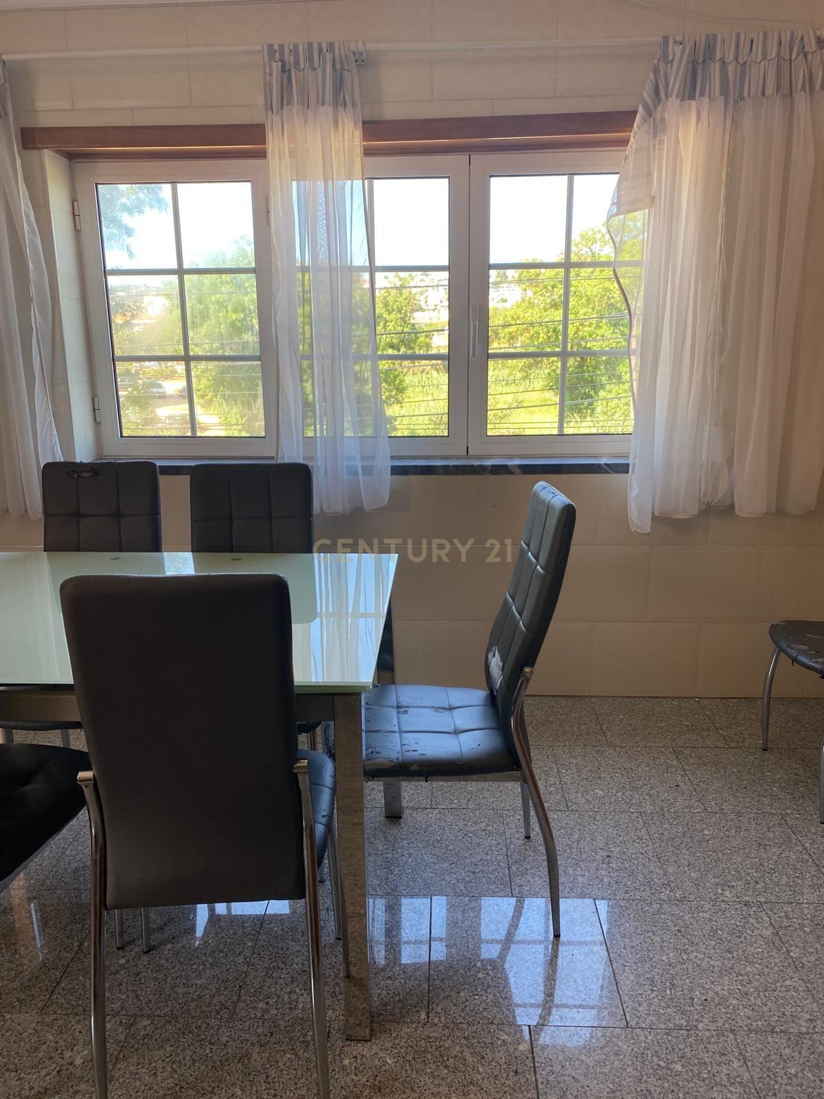 Fotografia 5 de Espaço, Elegância e Localização Privilegiada – Andar de Moradia T5 no Bonfim