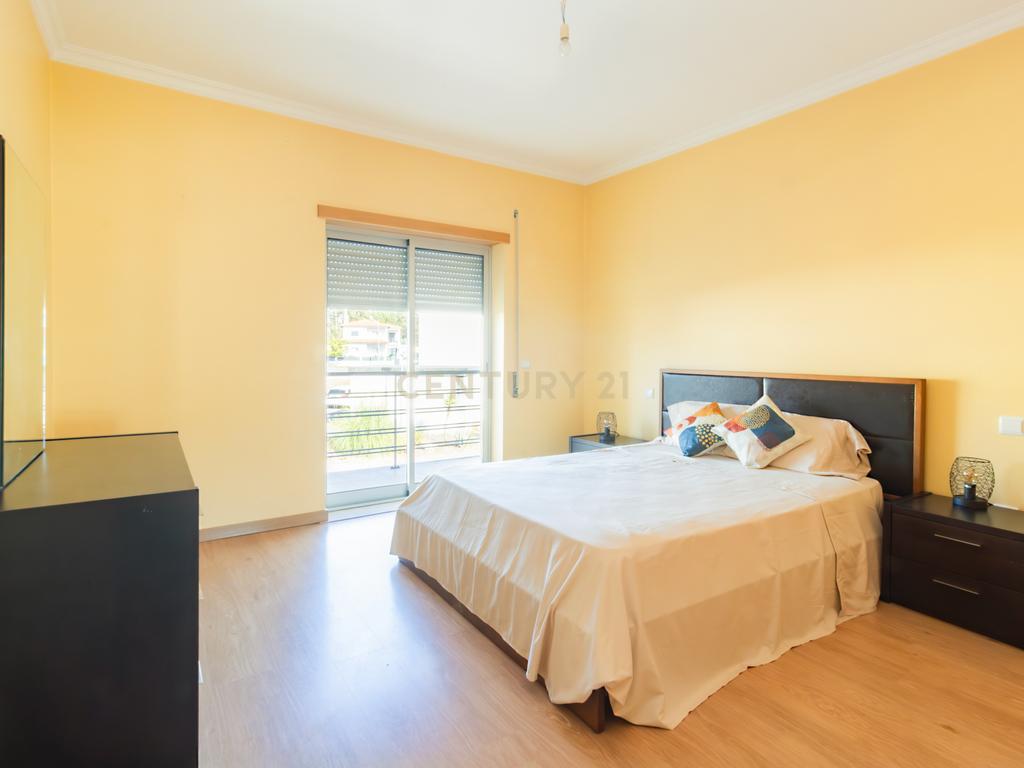Moradia T4 com Piscina Privativa na Marinha Grande - Image 22