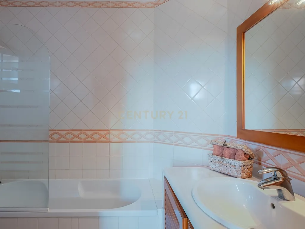 Elegante Moradia T4 com Piscina e Jardim em Mafra: Um Equilíbrio Perfeito entre Campo e Praia - Image 33