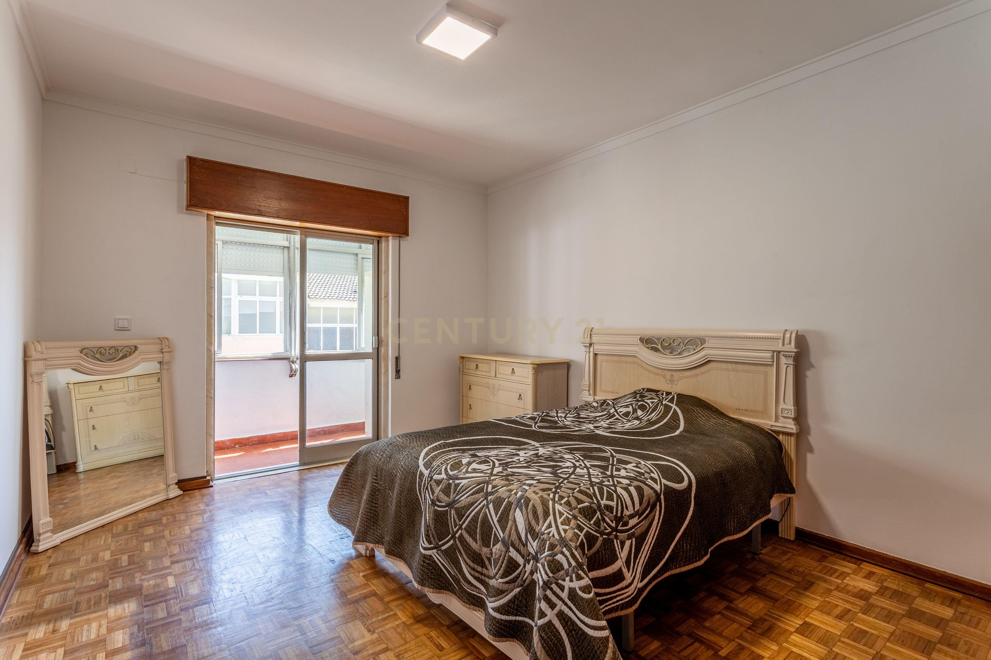 Quarto 2 - Em Apartamento com mais 2 quartos - junto a Urb. Vila Chã (Amadora)