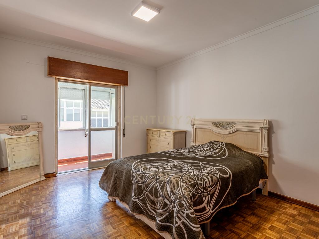 Quarto 2 - Em Apartamento com mais 2 quartos - junto a Urb. Vila Chã (Amadora) - Image 1