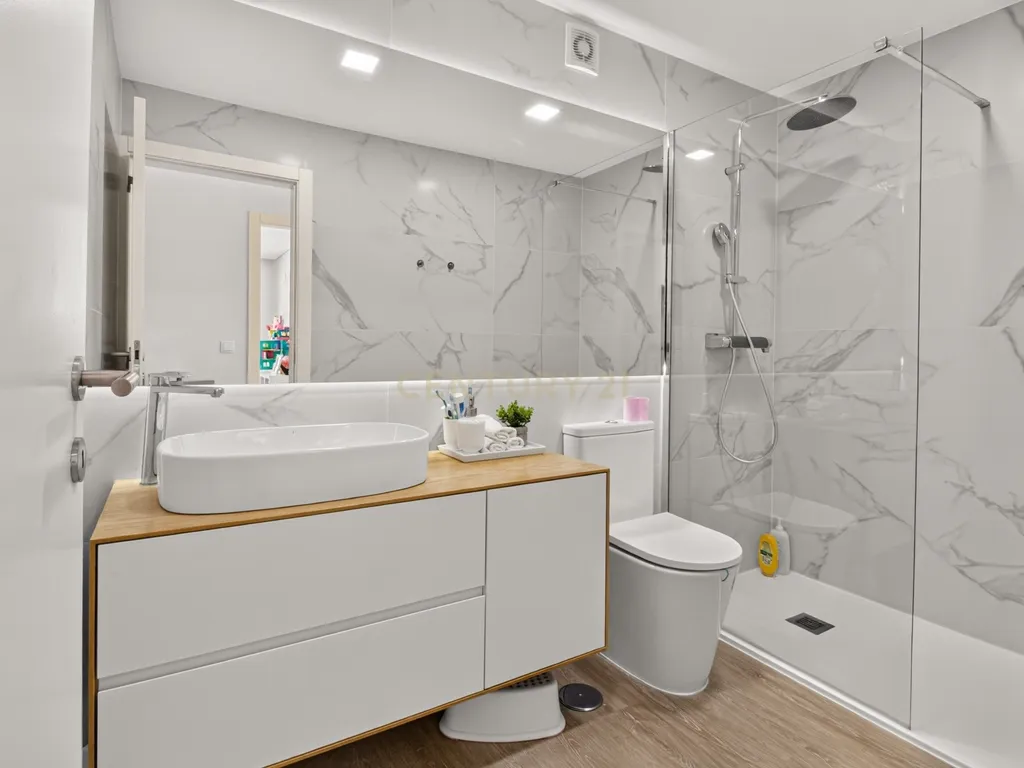 Apartamento Renovado com Vista Panorâmica em Braga - Image 22