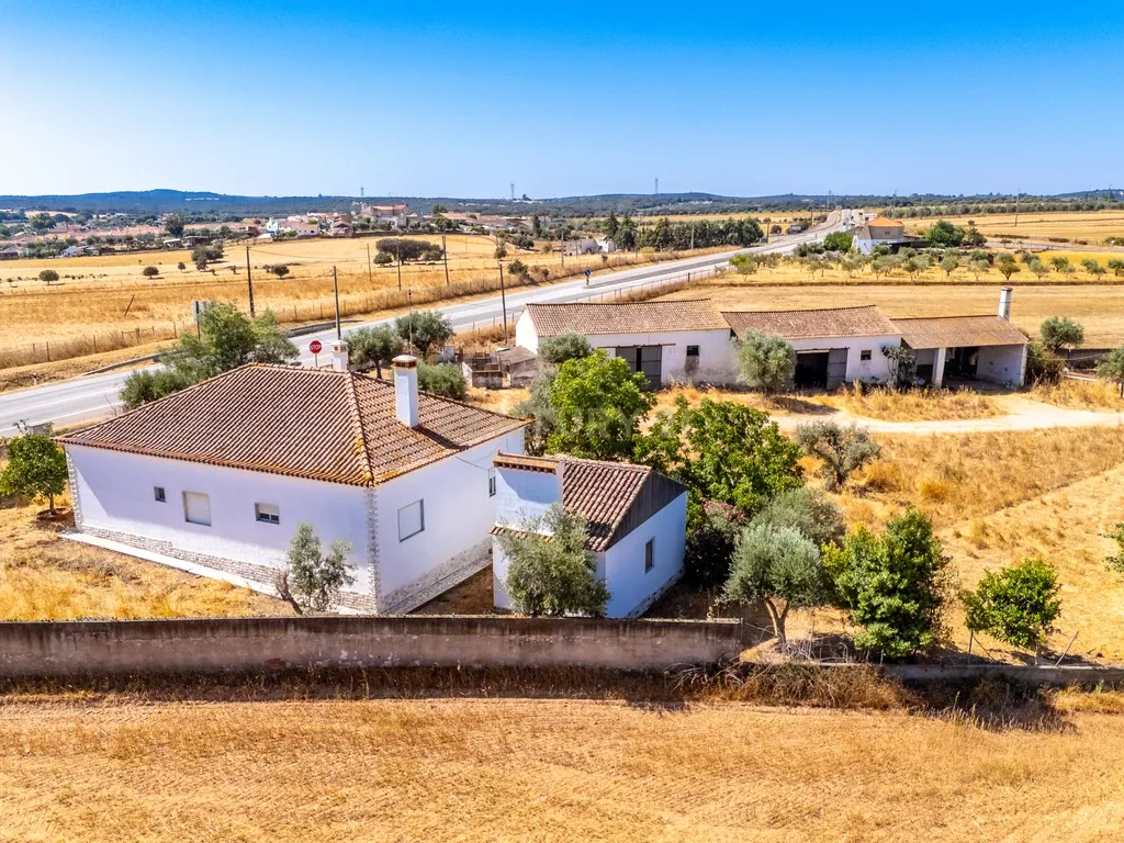 Propriedade, em Prédio Misto, com 17.000m2 localizada a 5Km de Estremoz - Image 1
