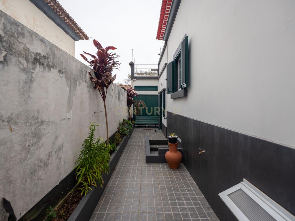 Moradia T4 em Santa Clara - Image 27