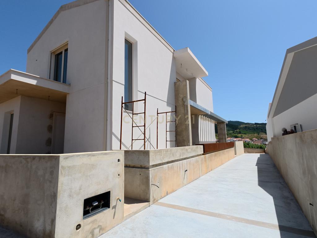 MORADIA T3 NOVA COM PISCINA E VISTA SERRA EM LOTE 795 M2 | Vilar, Cadaval - Image 29