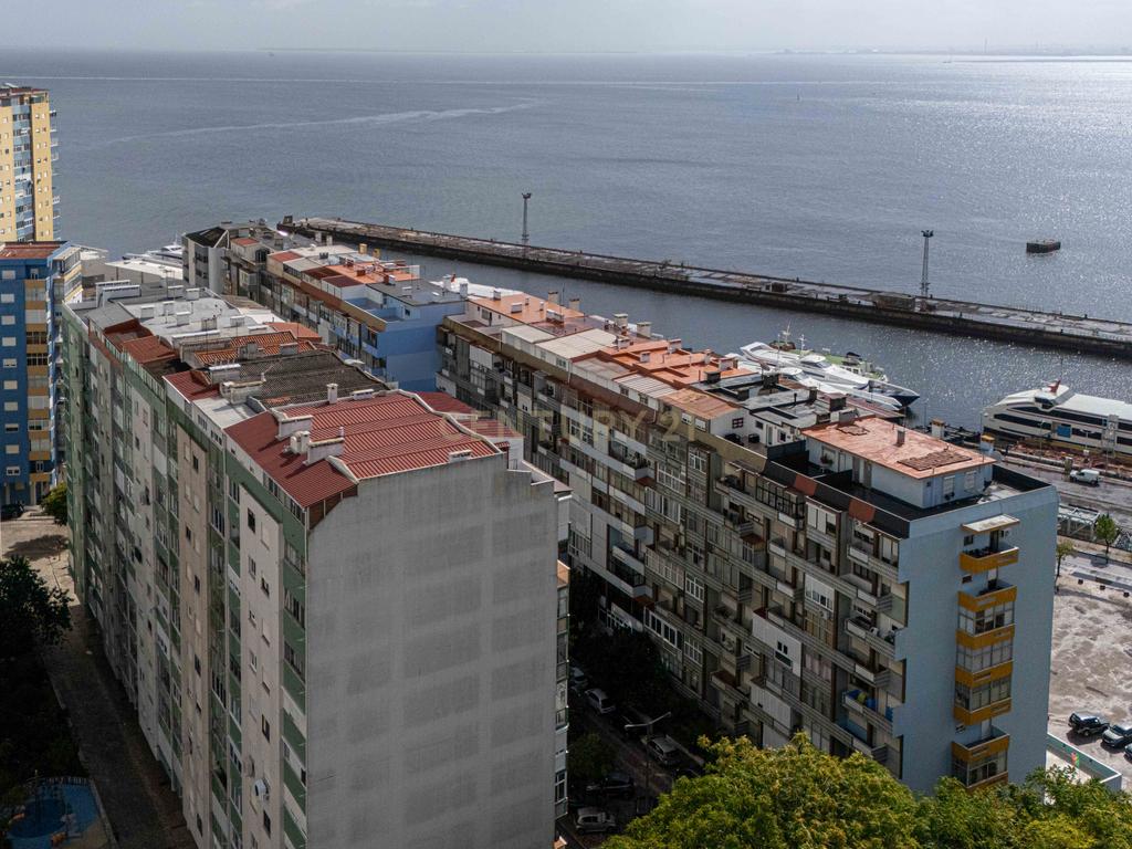 T3 Totalmente Remodelado com Vista Rio | Cacilhas, Almada - Image 31