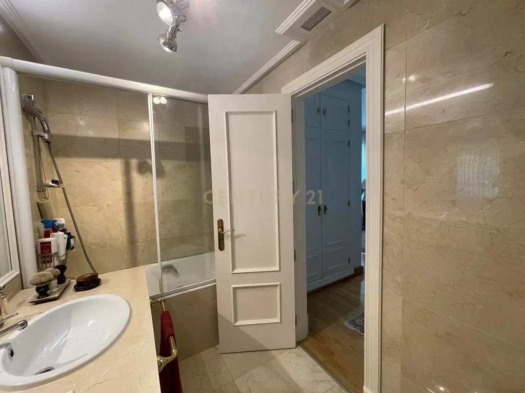 Luxuosa Moradia Renovada em Madrid com Vista para a Cidade - Image 90