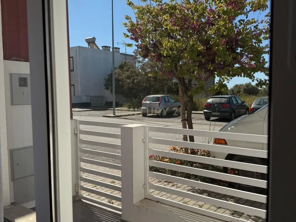 Moradia Moderna com Piscina em Évora - 3 Quartos e Estacionamento - Image 15