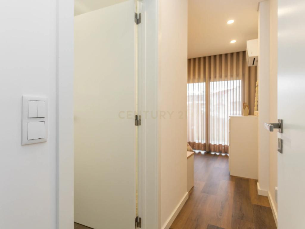 MORADIA ISOLADA na CAPARICA T4 c/ 3 SUITES, PISCINA AQUECIDA e PAINÉIS FOTOVOLTAICOS - Image 39
