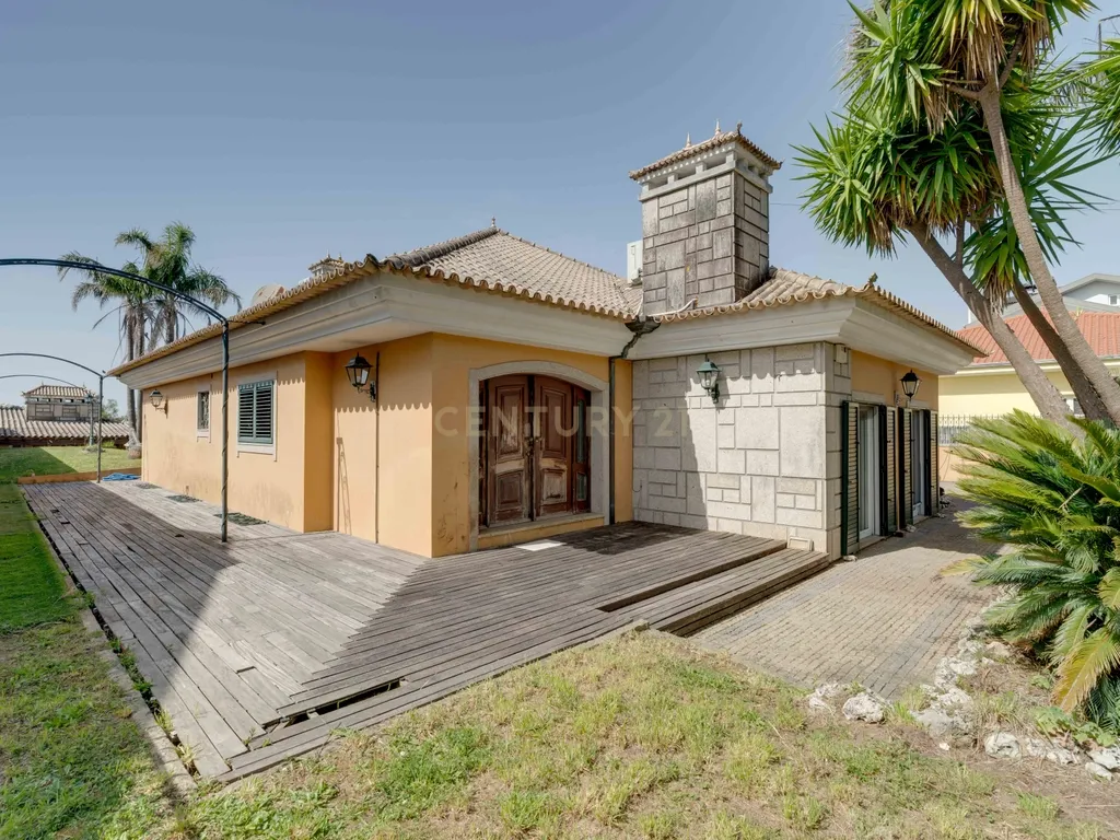 Encantadora Moradia de 4 Frentes - Image 17