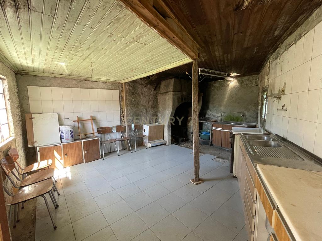 Uma quinta com uma casa que necessita de restauro, situada num terreno de 4000m², cortado por um riacho. - Image 21