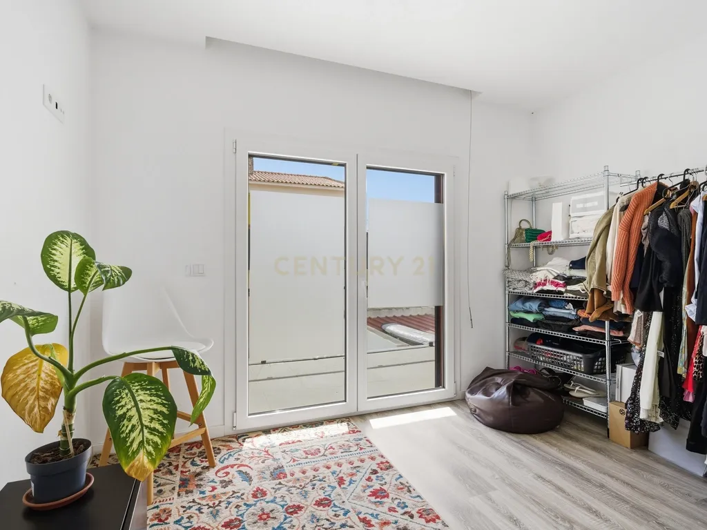Moradia T3+1 contemporânea em rua tranquila de Fernão Ferro
