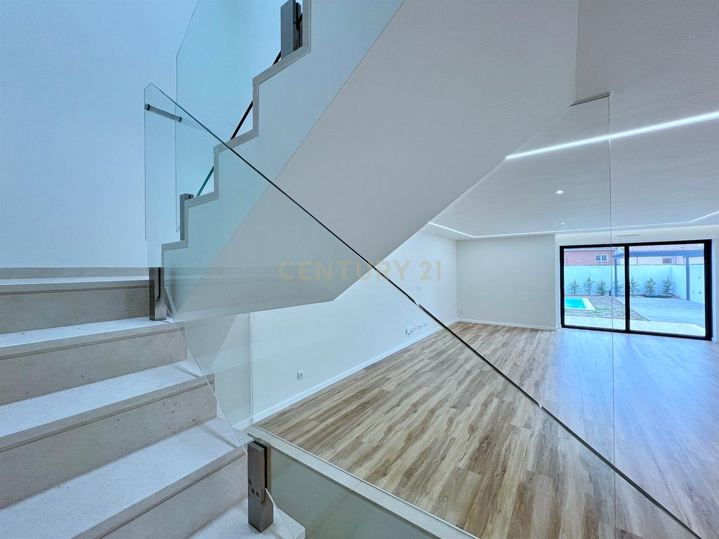 Moradia T4 com Piscina na Parede (Cascais, Lisboa) - Image 15