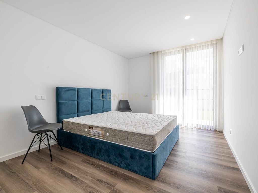Moradia T4 Moderna com Piscina Aquecida e Jacuzzi a 15 Minutos da Praia - Image 17