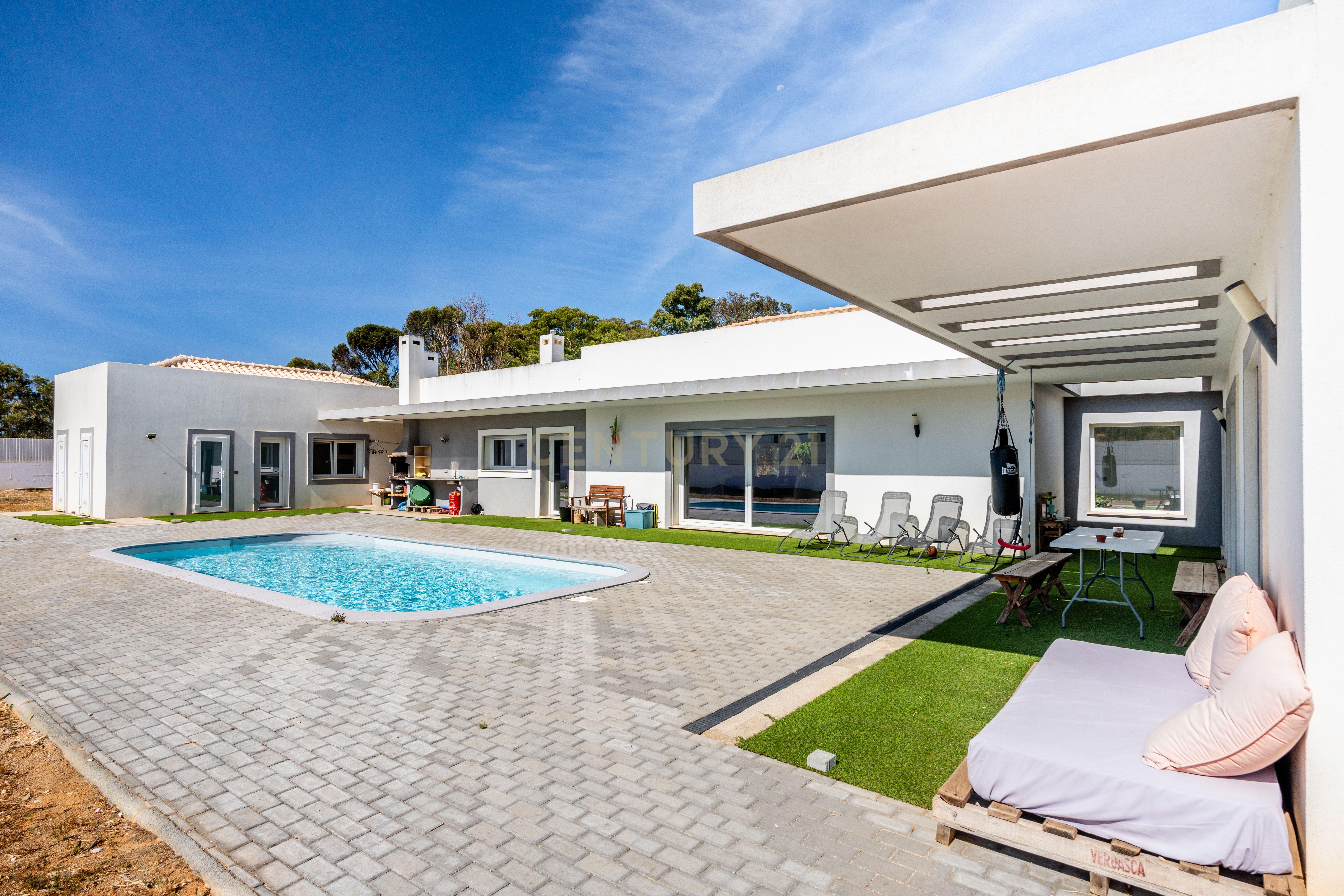 Moradia T4 com Piscina e Proximidade ao Golfe em Portimão