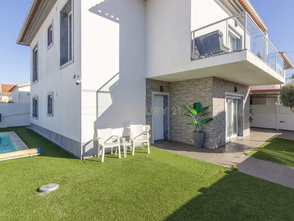 Fernão Ferro - Moradia Isolada de 5 assoalhadas com piscina e quarto no r/c - Image 1