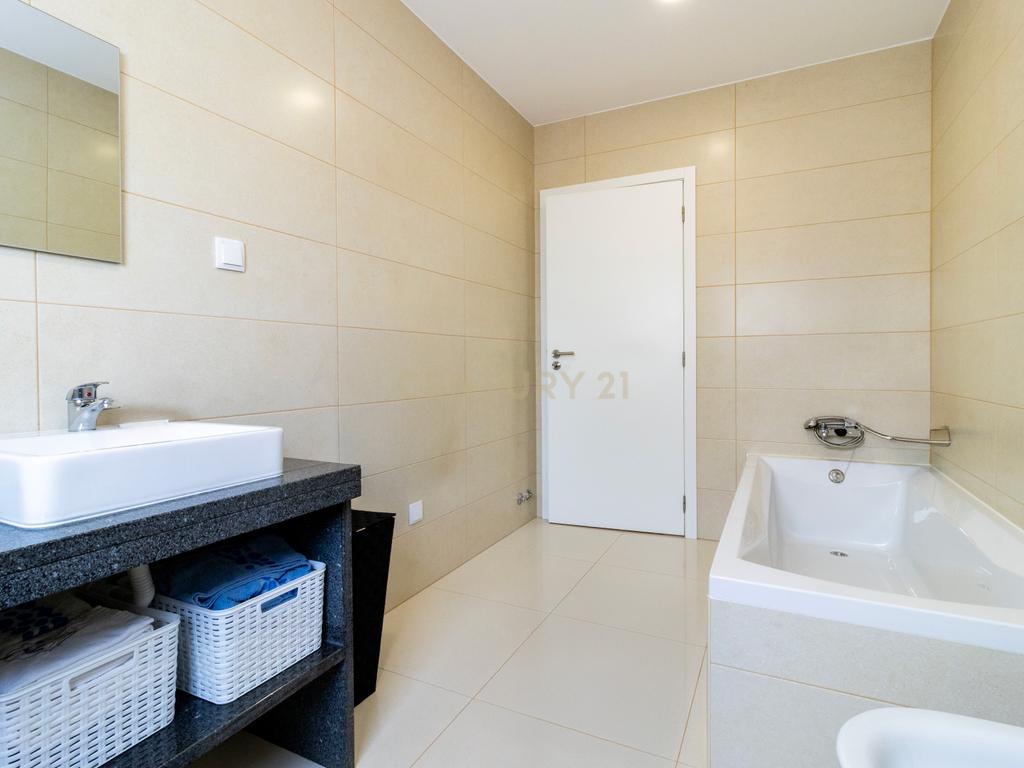 Excelente Moradia T3 Térrea SEMI-NOVA em Alcobaça com Jardim e garagem - Image 11
