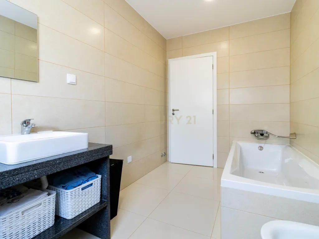 Excelente Moradia T3 Térrea SEMI-NOVA em Alcobaça com Jardim e garagem - Image 11