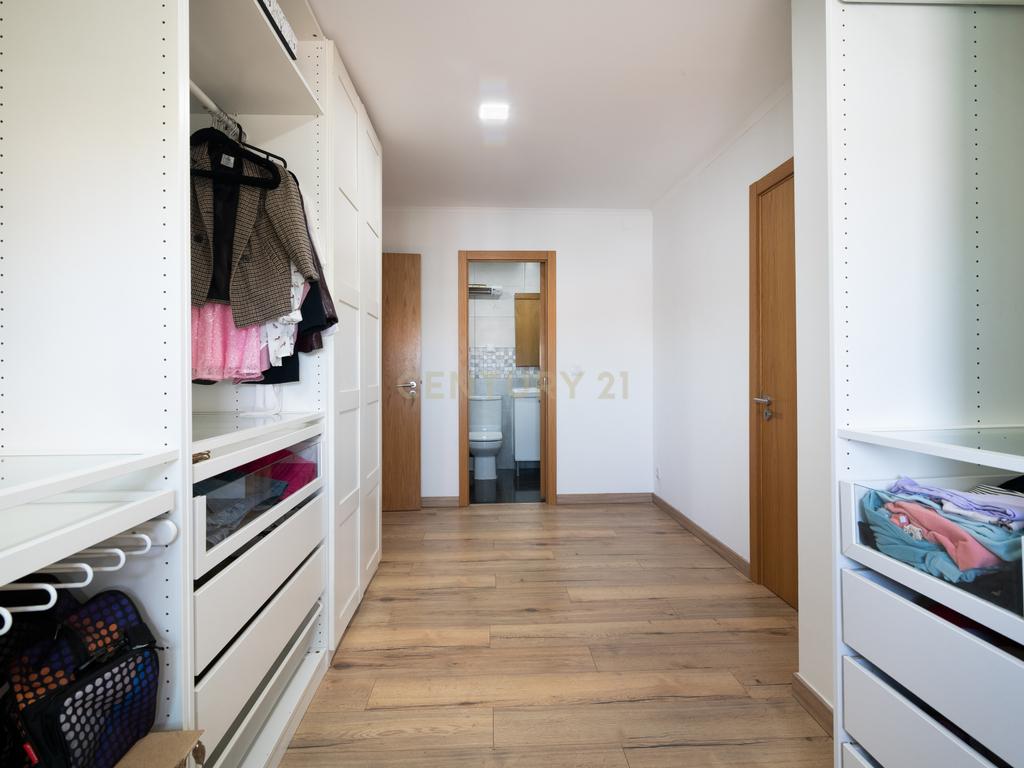 Moradia T4 com piscina e garagem junto às Colinas do Cruzeiro - Image 23
