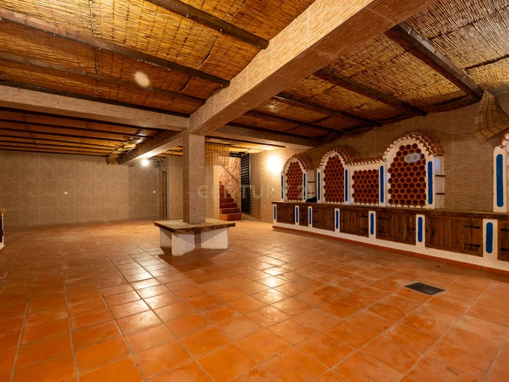 Fabulosa Quinta com lote de terreno de 22.381 m2, onde se encontra inserida uma moradia composta por dois pisos, com uma área bruta de 623 m2, uma área útil de 304 m2 e uma área bruta dependente de 319 m2, localizada em Santo Isidro de Pegões, na zona de Pegões, a pouca distância das belas praias de Setúbal. - Image 98