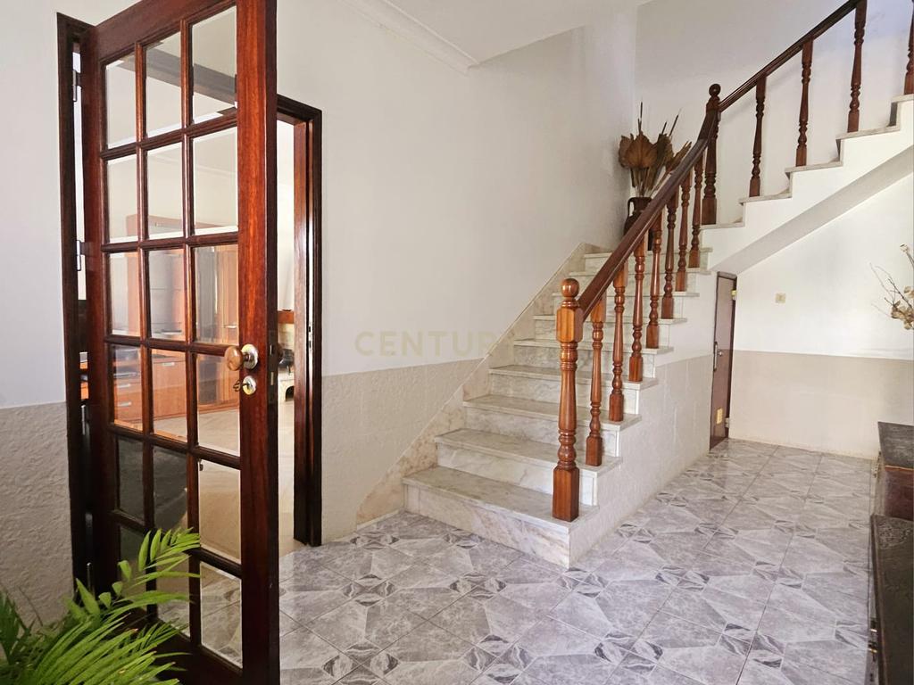 Moradia Unifamiliar T4 com Vista Desafogada e Grande Lote de Terreno na Quinta da Condessa - Image 7