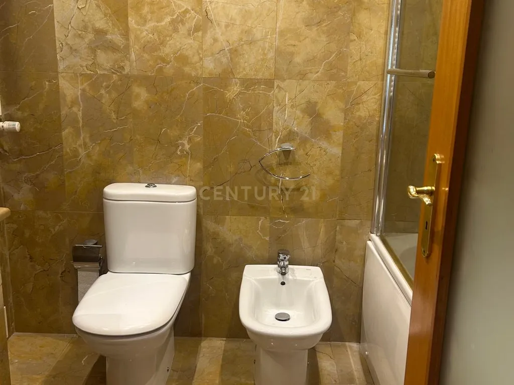 Luxuosa Moradia T3 em Folgosa, Maia - 310m² com Vista Montanha - Image 17
