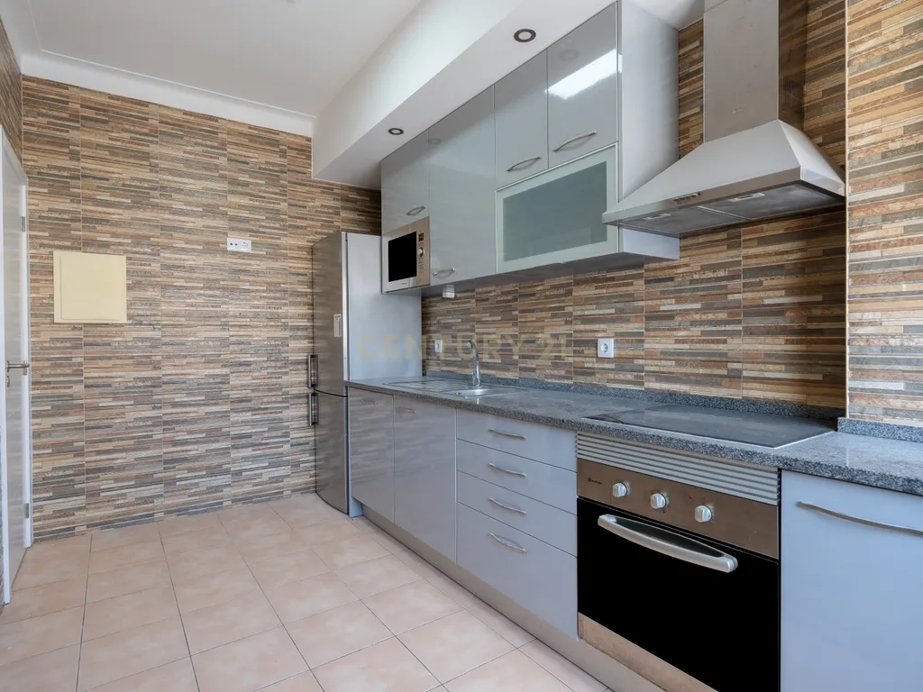 NÃO PERCA ESTA GRANDE OPORTUNIDADE! FANTÁSTICO APARTAMENTO T2 ESPAÇOSO TOTALMENTE REMODELADO MUITO BEM LOCALIZADO PRÓXIMO DE TODAS AS COMODIDADES E SERVIÇOS NO CENTRO DE PORTIMÃO E A POUCOS MINUTOS DAS PRAIAS! - Image 1
