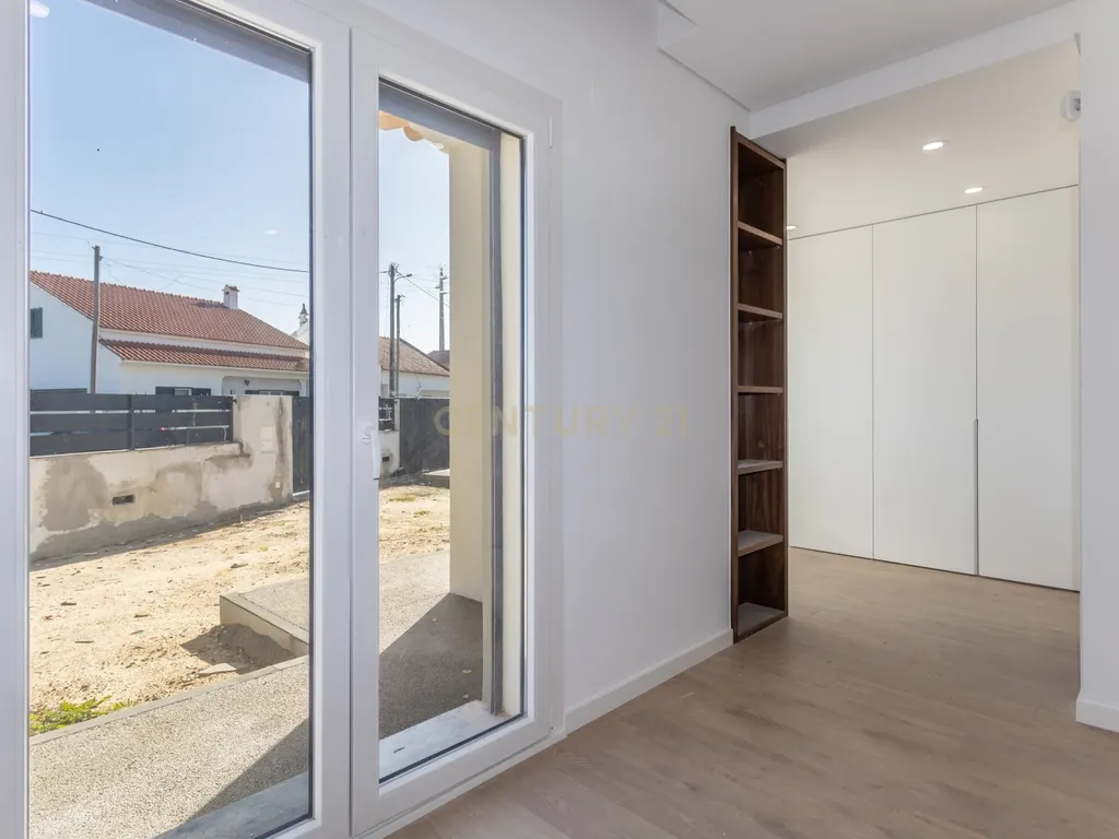 Carisma e boas áreas na sua Moradia Nova T4 Suites!!! no Pinhal do General - Image 28