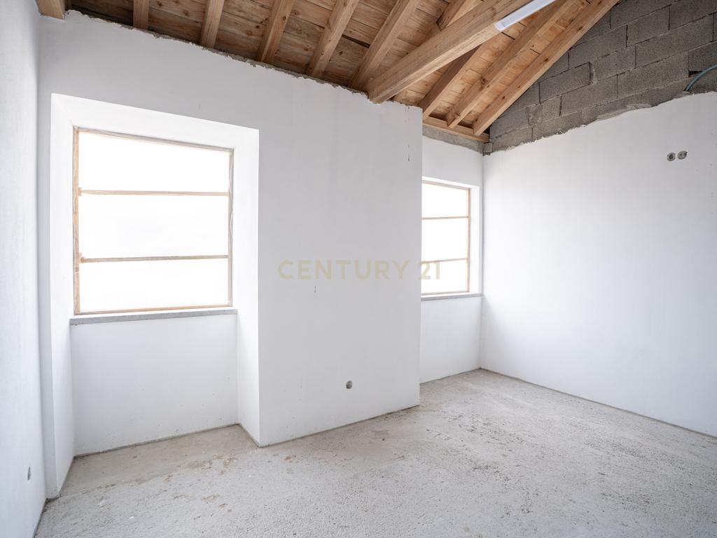 Moradia em fase de renovação na Vila de São Sebastião - Image 22