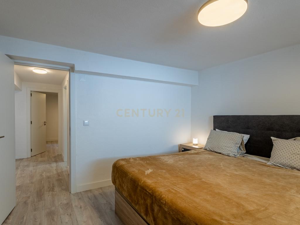 Moradia T5 isolada, inserida num lote de terreno de 750m2 em Casal de Cambra - Image 15