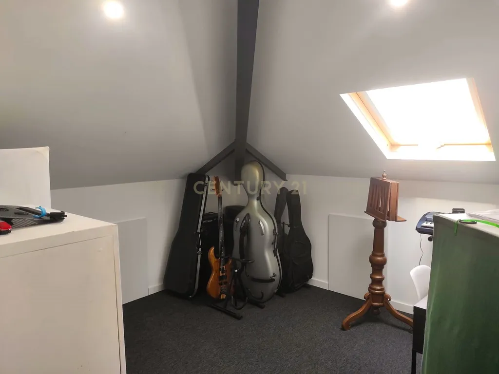 Apartamento T2 com arrecadação, renovado, no centro de Almada - Image 15