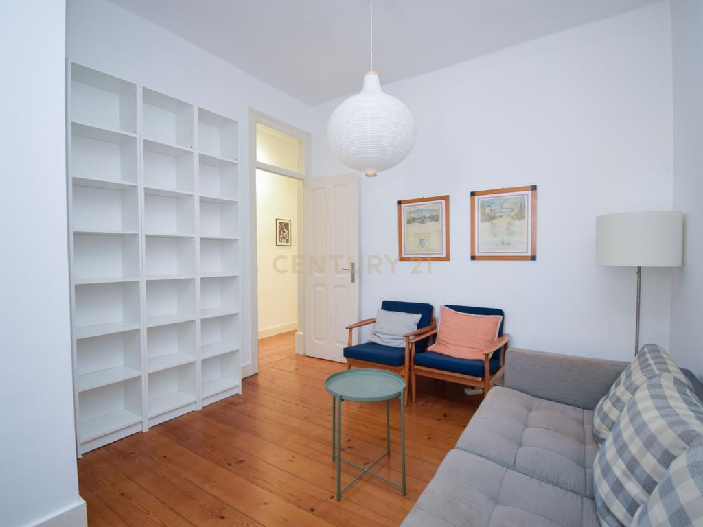 Apartamento T2+1 Renovado no Coração de Campo de Ourique - Image 7
