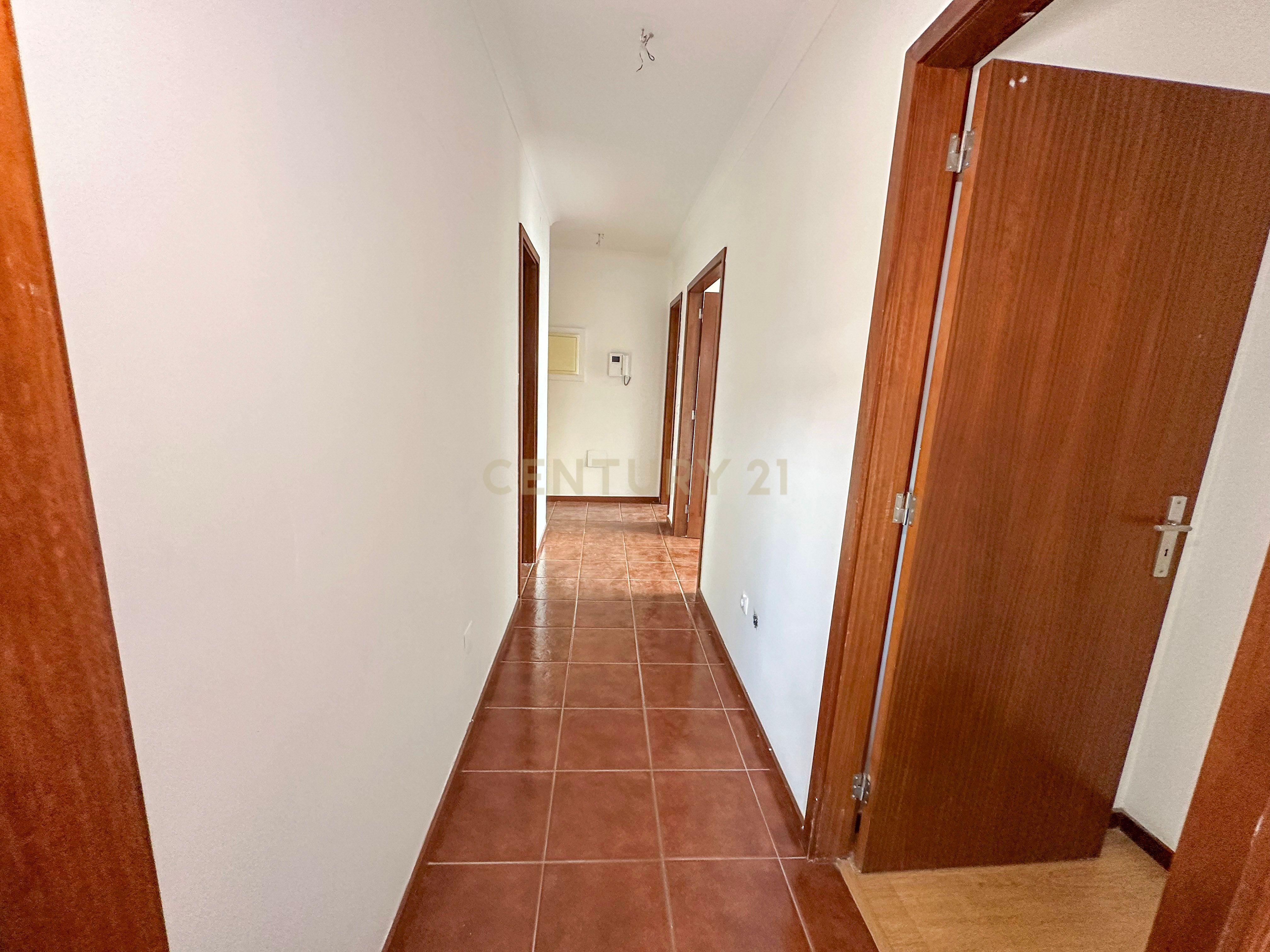 Fotografia 6 de T2 ultimo piso junto ao centro- paredes