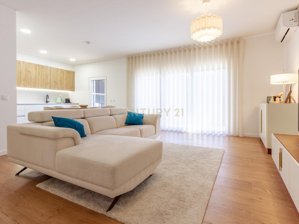 Moderno apartamento T3, com parqueamento e varandas em Santo António da Charneca, Barreiro - Image 2