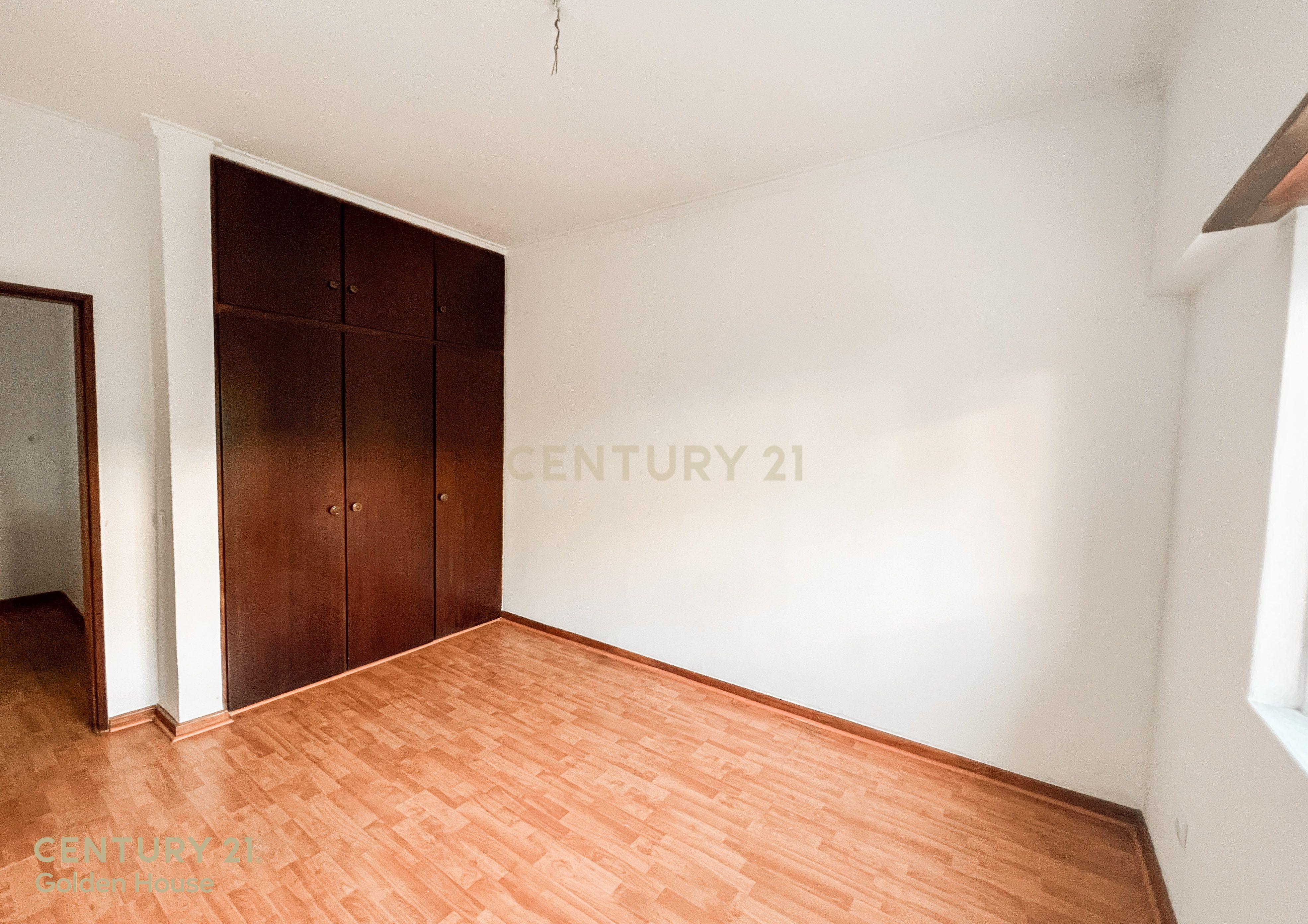 Apartamento Renovado T1 com Vista Panorâmica em Lisboa - Image 12