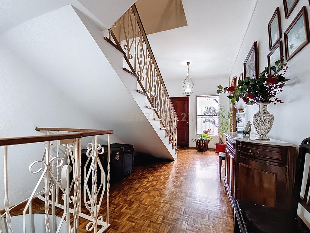 Casa Espetacular em Ponta Delgada com Jardim e Garagem - Image 15