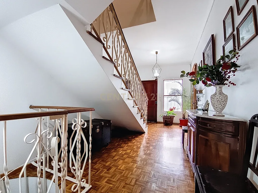 Casa Espetacular em Ponta Delgada com Jardim e Garagem - Image 15