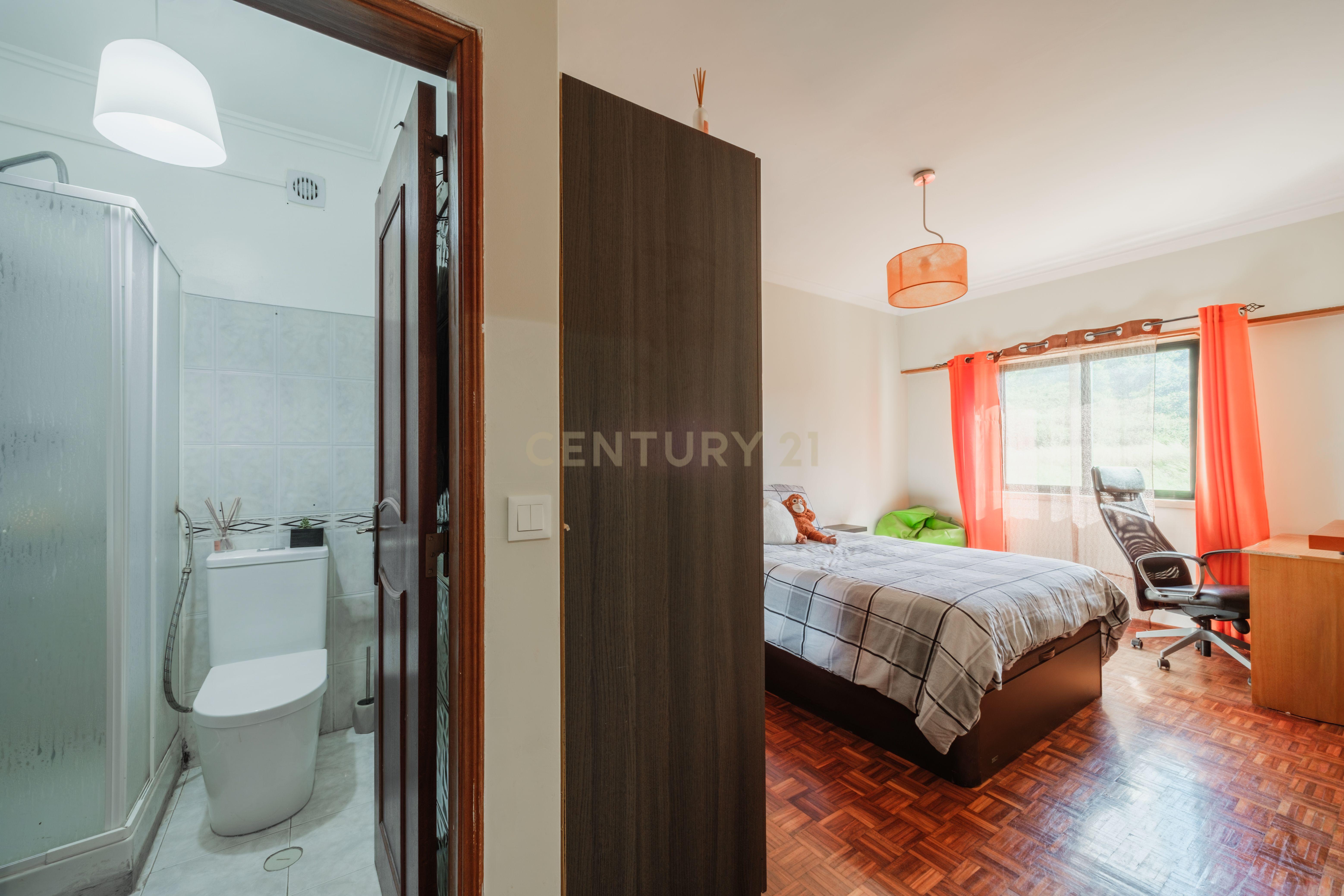 Fotografia 8 de Apartamento T3 com elevador e arrecadação em Mem Martins