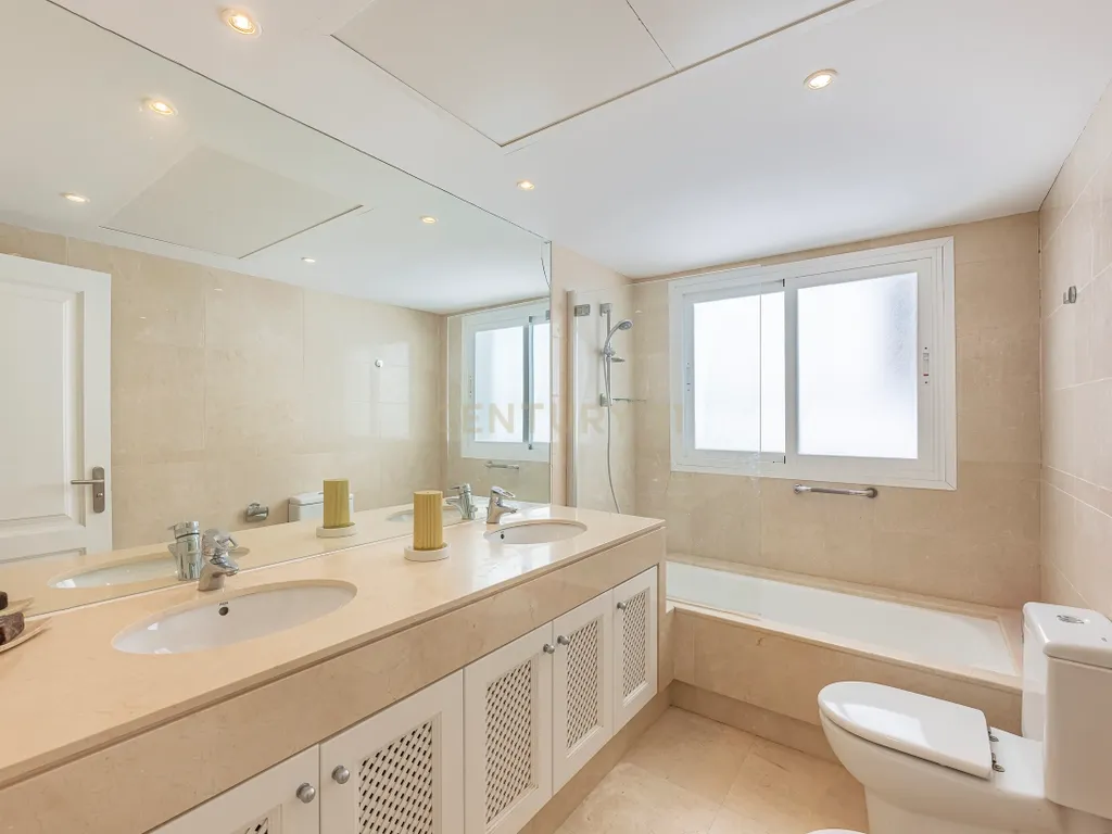 Encantador apartamento de 3 quartos no piso térreo elevado com vista para o mar e para o jardim – Nueva Andalucía. - Image 16