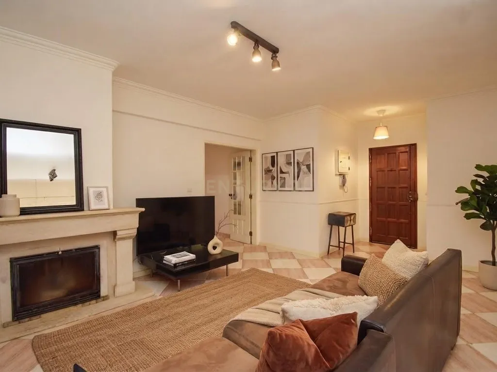 Apartamento T2 com terraço na Quinta do Barão – Carcavelos - Image 4