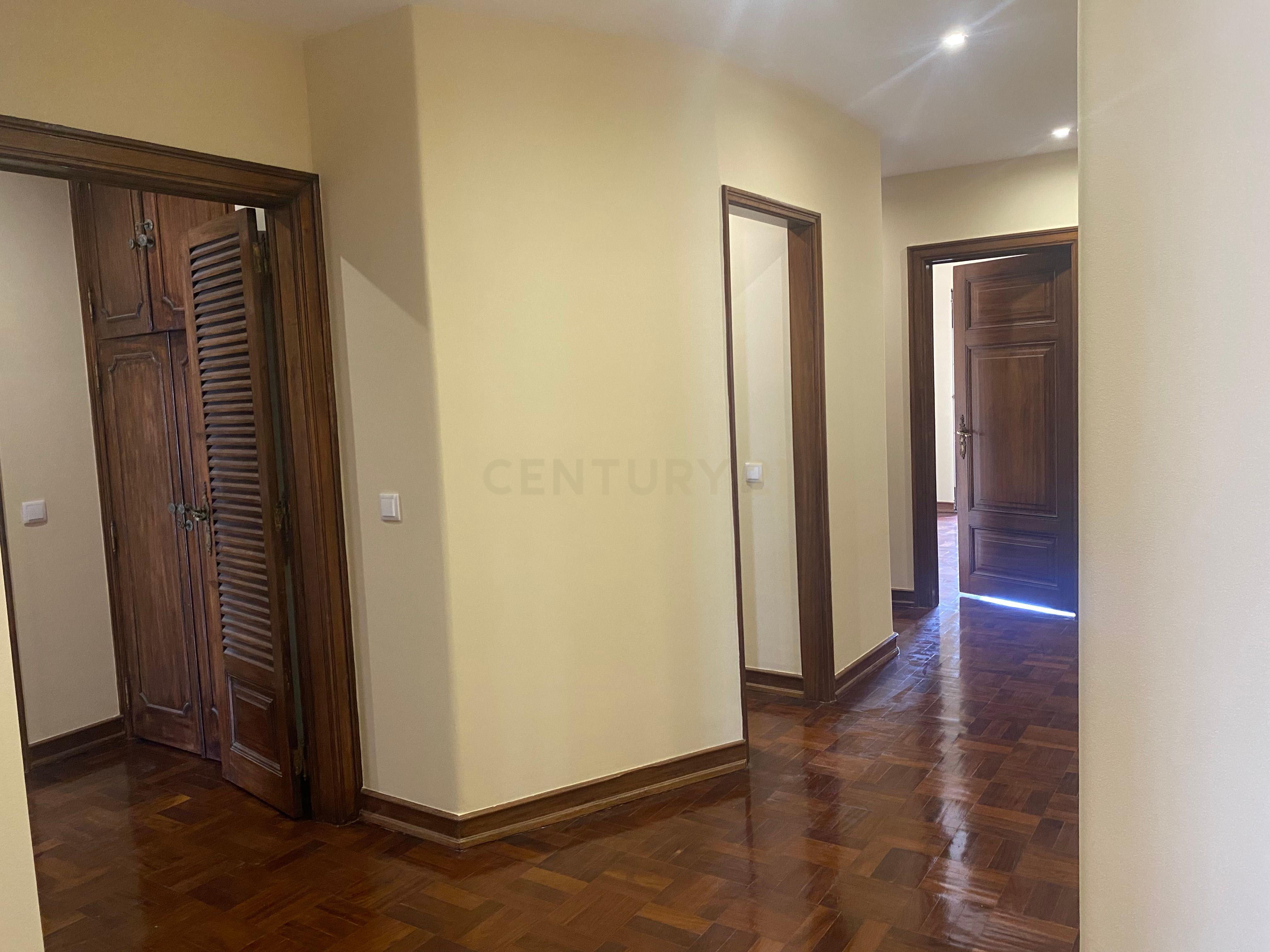Apartamento  T5 Renovado -  Av Barbosa de Bocage - Image 8