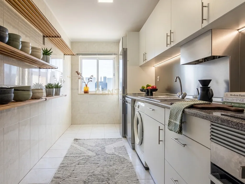 Apartamento T3, Lisboa, com um lugar de parqueamento e arrecadação. Oportunidade Única! - Image 1