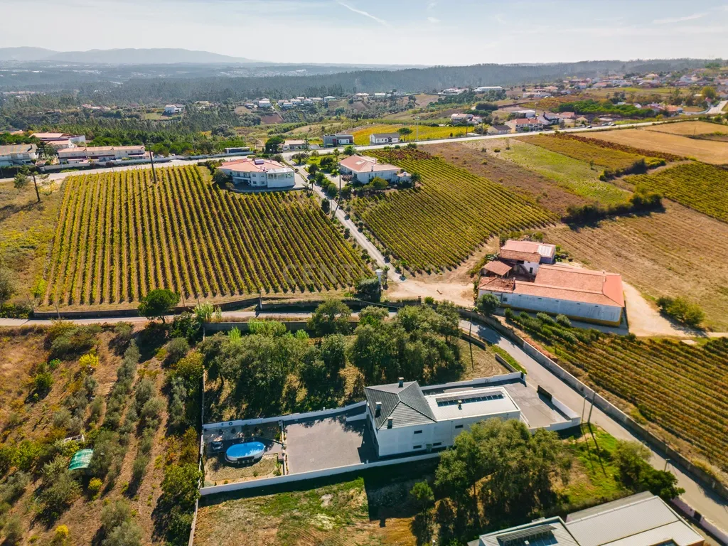 Moradia Moderna e Eficiente com 4 Quartos Próxima de Leiria - Image 38