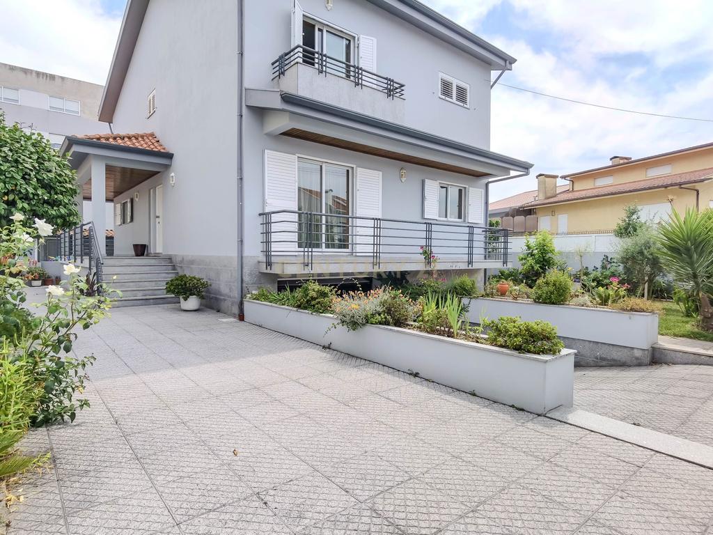Moradia T4 de 4 Frentes com Jardim, Cozinha Regional e Garagem – Custoias, Matosinhos - Image 32
