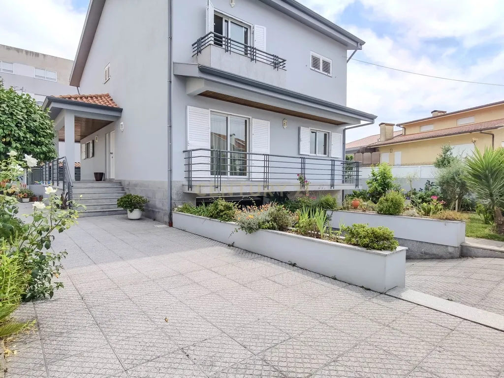 Moradia T4 de 4 Frentes com Jardim, Cozinha Regional e Garagem – Custoias, Matosinhos - Image 32