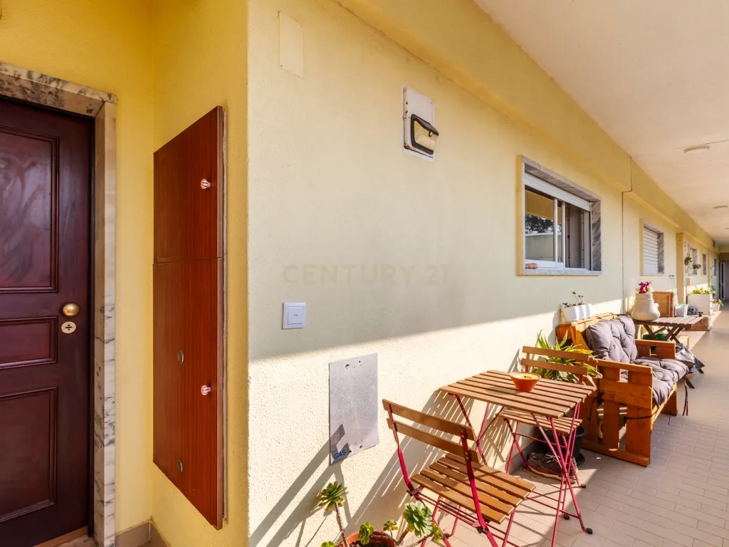 Espaçoso T3 na Sobreda com 2 Casas de Banho e Varandas - Image 35