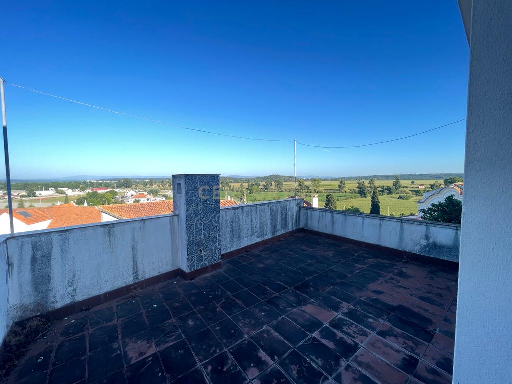 Moradia T3 com Terraço Panorâmico na encosta do Castelo de Montemor‑o‑Velho - Image 3