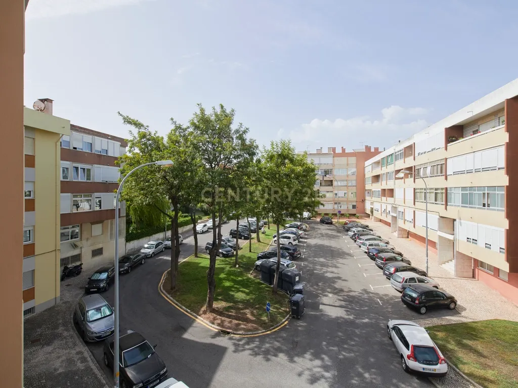 T3 Totalmente Remodelado com Vista Mar, Varanda e Excelente Luminosidade em Santo Amaro de Oeiras - Image 31